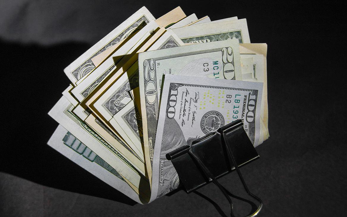 ЦБ на полгода продлил ограничения на снятие валюты