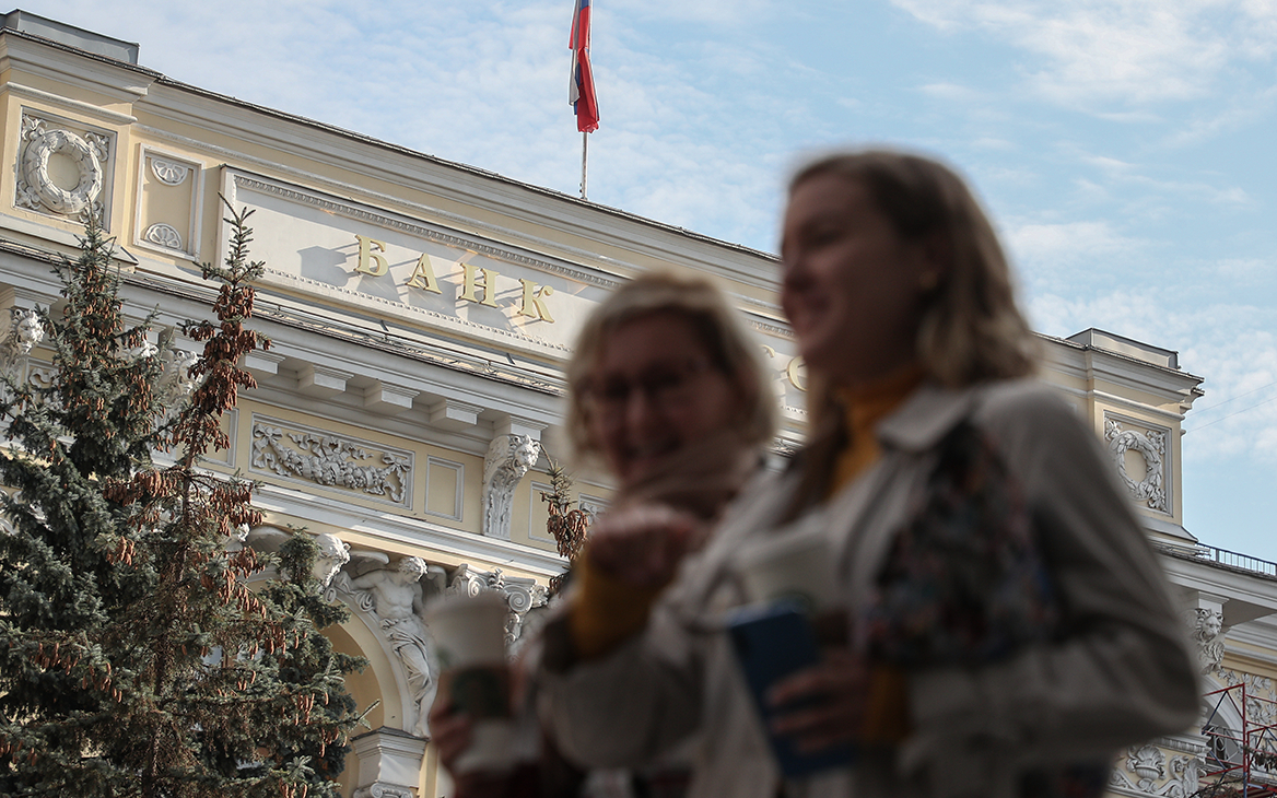 ЦБ рекомендовал банкам не наращивать лимиты по открытым валютным позициям