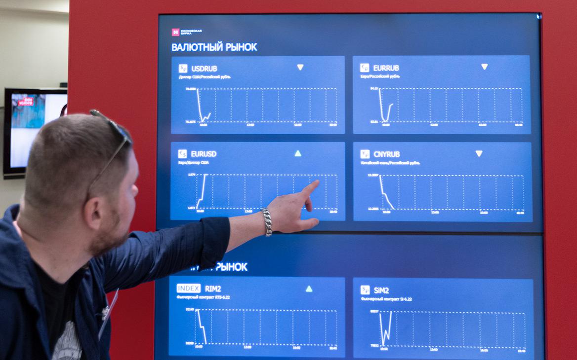 Россияне в июле закупили рекордный объем валюты и вывели $3 млрд за рубеж