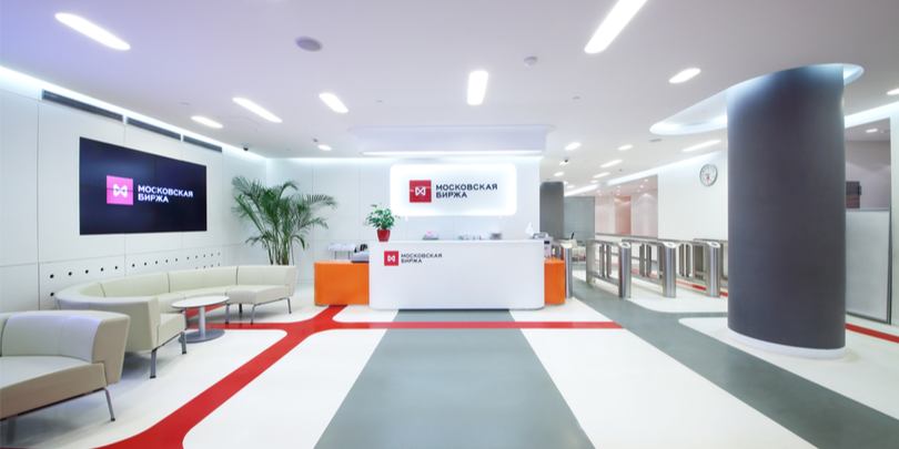 Объем торгов в фондовой секции Мосбиржи упал в июне на 60%