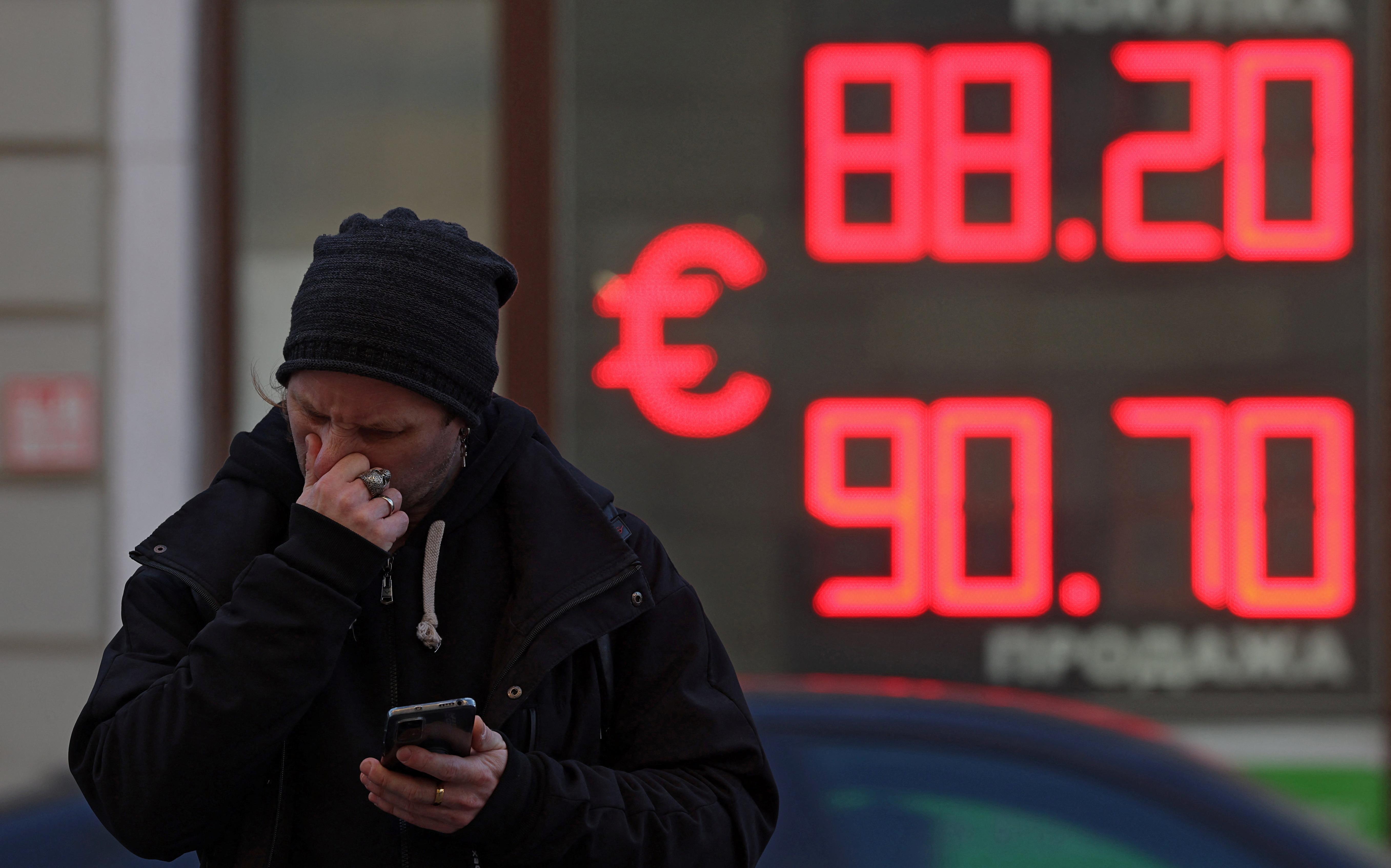 Минфин допустил валютный лимит из-за сделок с активами уходящих компаний