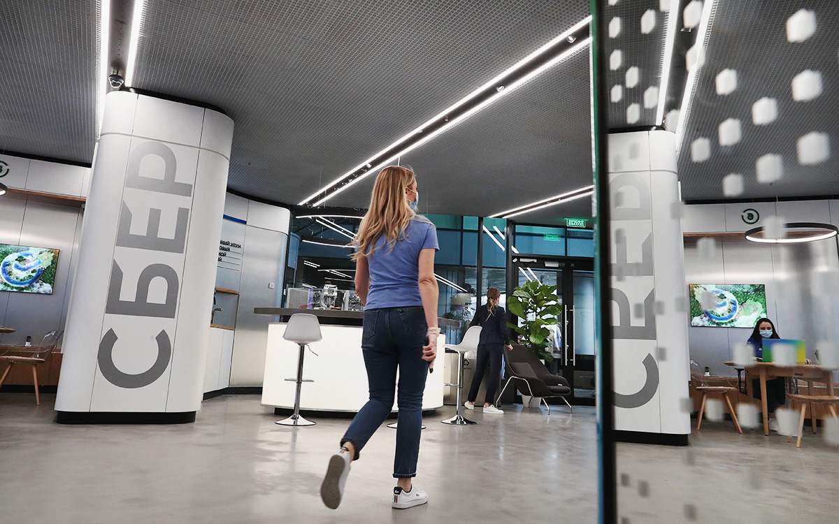 Сбербанк опроверг сообщения о сложностях с конвертацией рупий в рубли