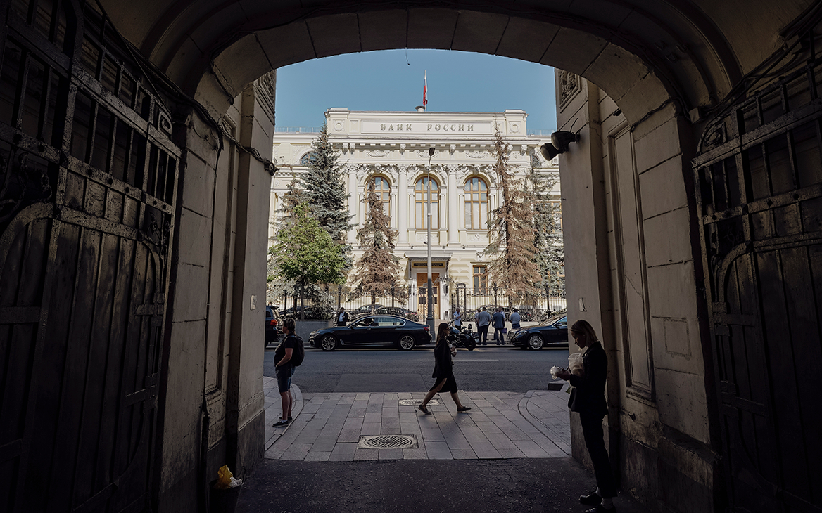 ЦБ повысил лимит переводов за рубеж до $1 млн в месяц