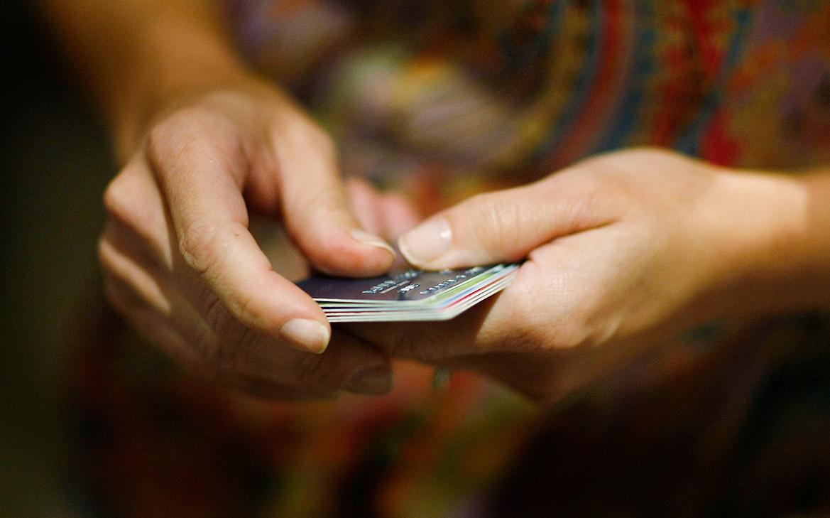 Американцы задолжали банкам почти $1 трлн по кредитным картам