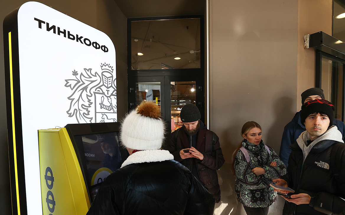 «Тинькофф» разъяснил порядок выдачи валюты без касс по новым правилам ЦБ