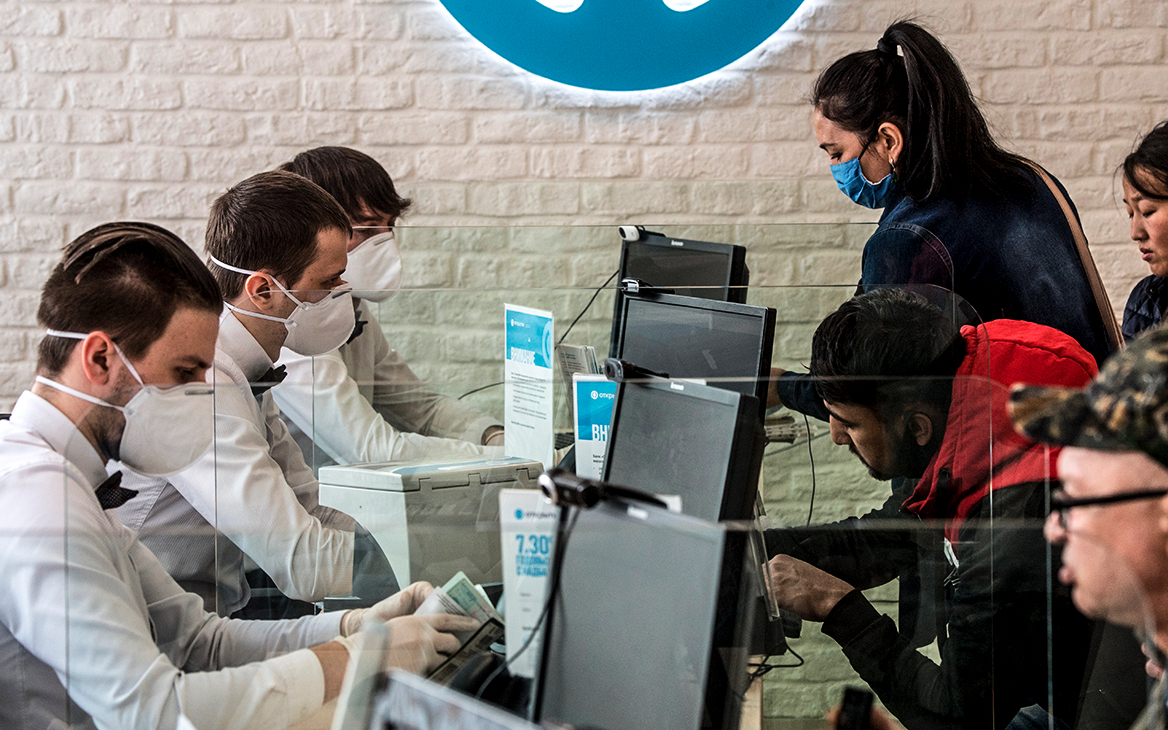 Сколько россияне накопили на вкладах до и во время пандемии. Инфографика