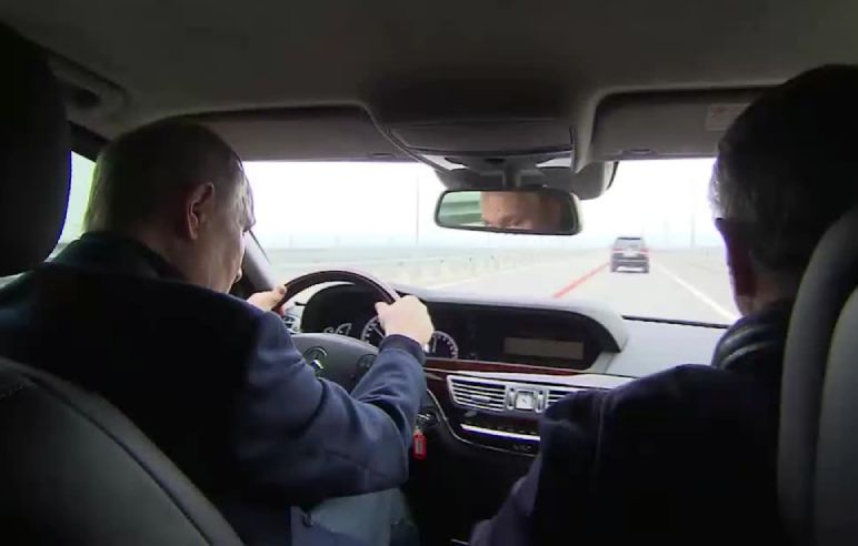 Президент протестировал восстановленный Крымский мост