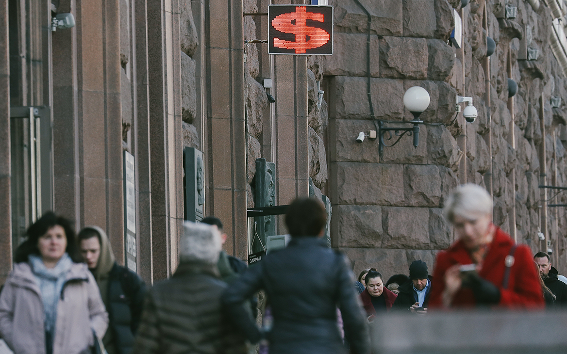 Россияне в марте забрали из банков валюту почти на $10 млрд