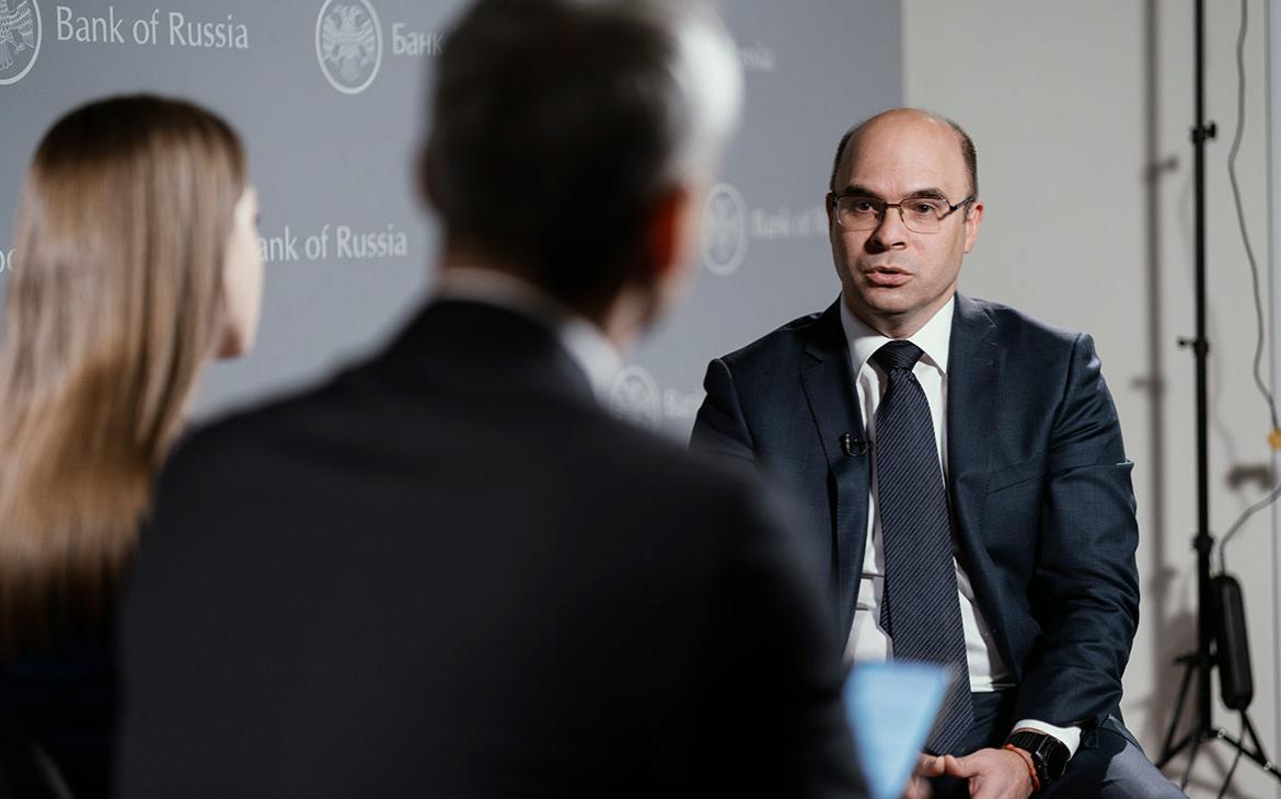 В ЦБ назвали условия для смены доллара в экспортных контрактах на рубли