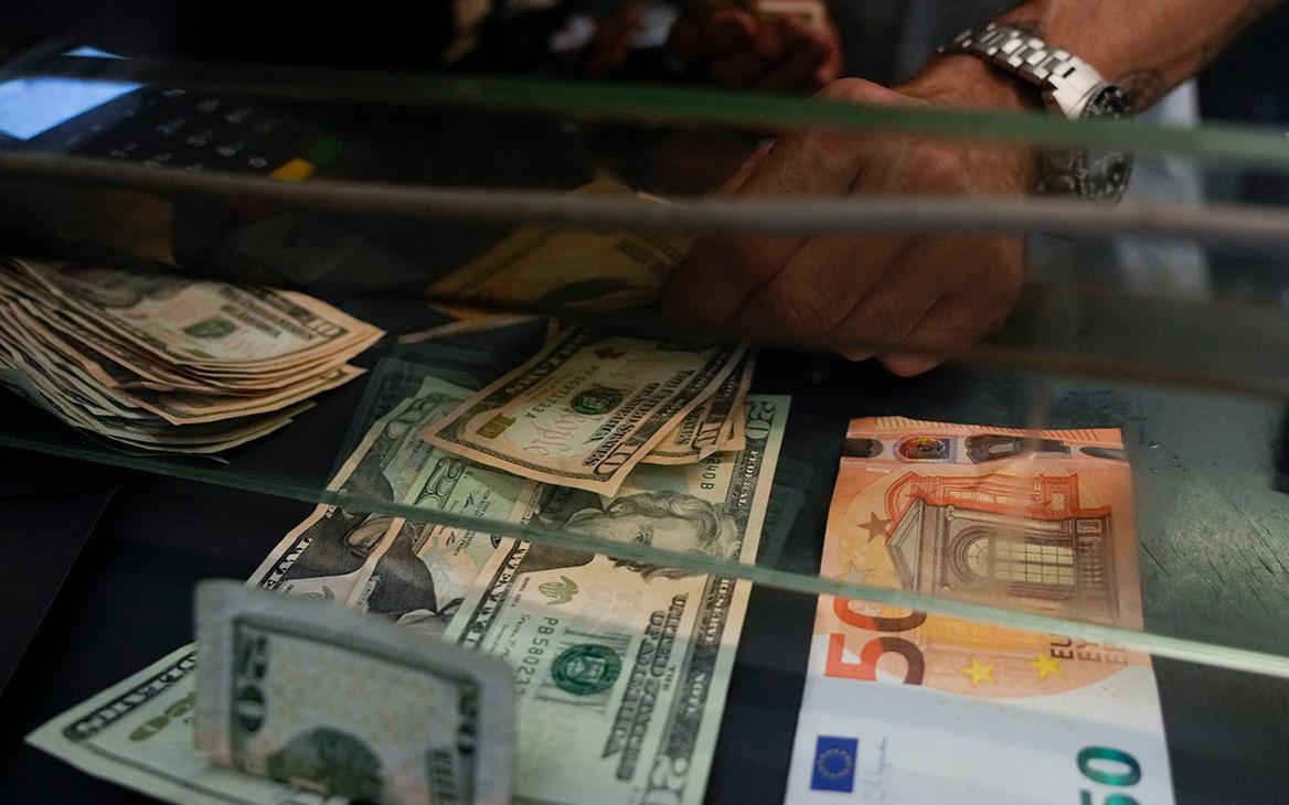 ЦБ назвал причину хранения резервов в долларах и евро перед заморозкой