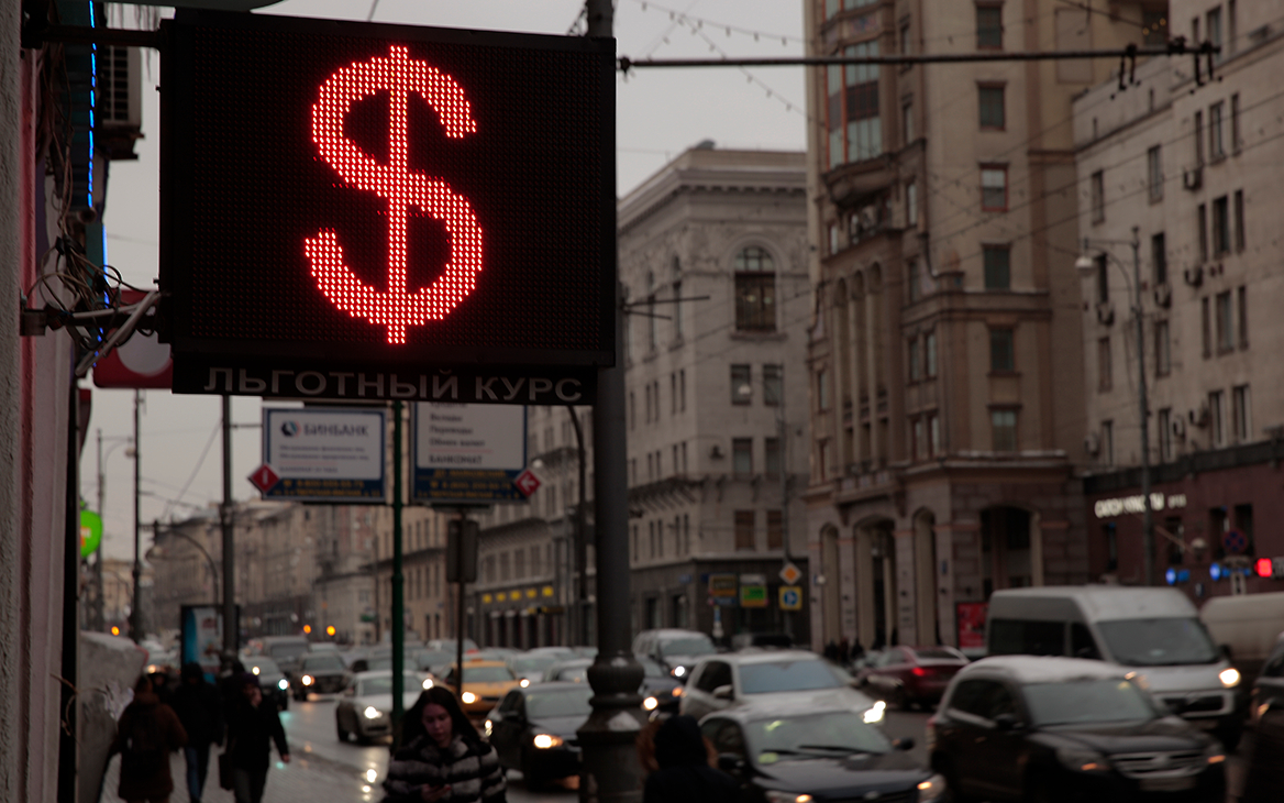 Крупные банки резко подняли курсы на покупку доллара и евро для населения