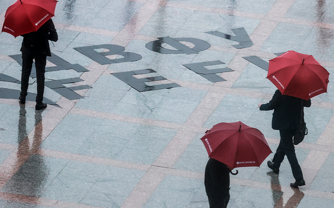 «Доллар держит страны в страхе». Что говорили на ВЭФ о рубле и санкциях