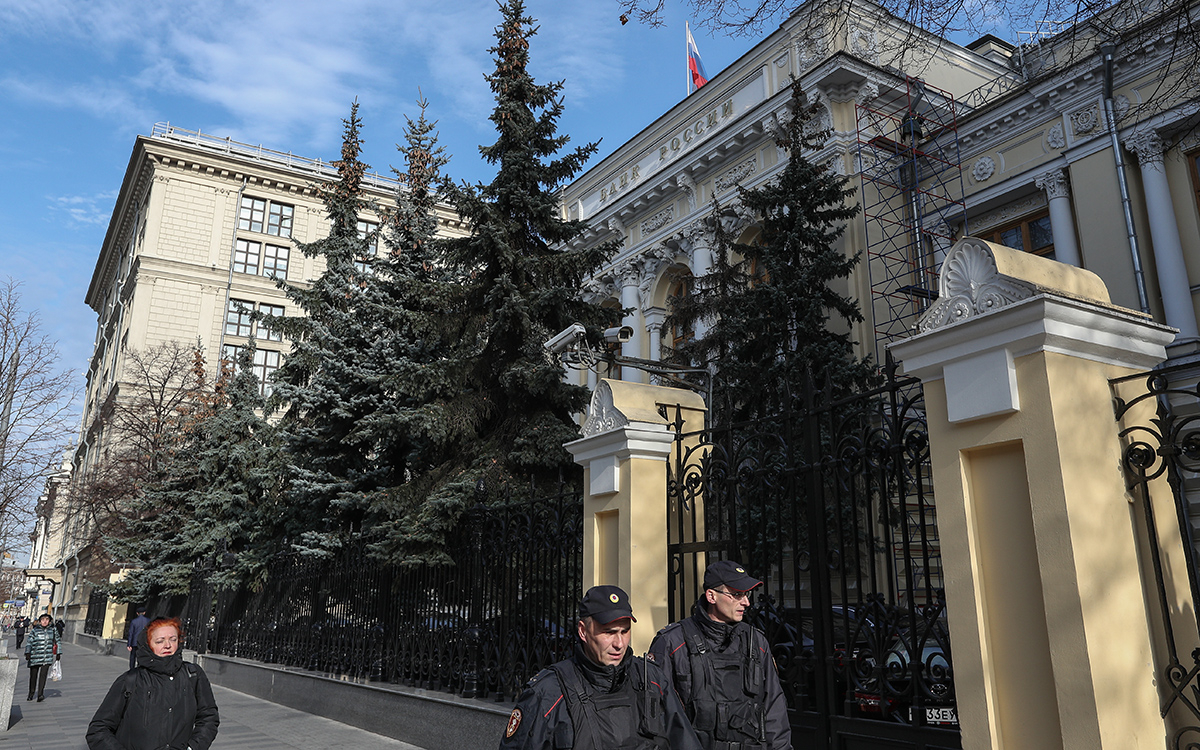 ЦБ предложил банкам возвращать украденные мошенниками деньги за 30 дней