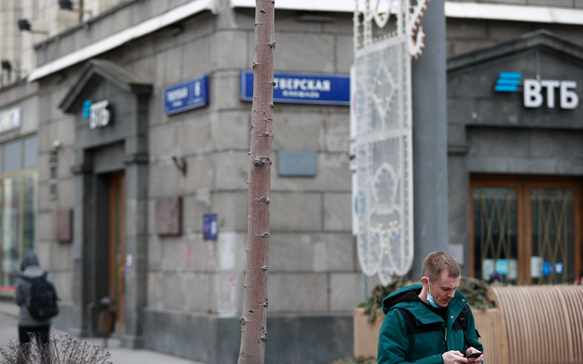 ВТБ дал рекомендации клиентам по операциям в долларах и евро