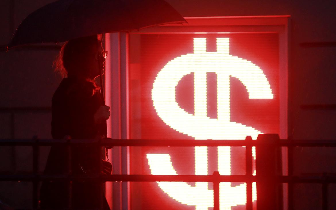 Рубль почти догнал доллар в экспортных расчетах