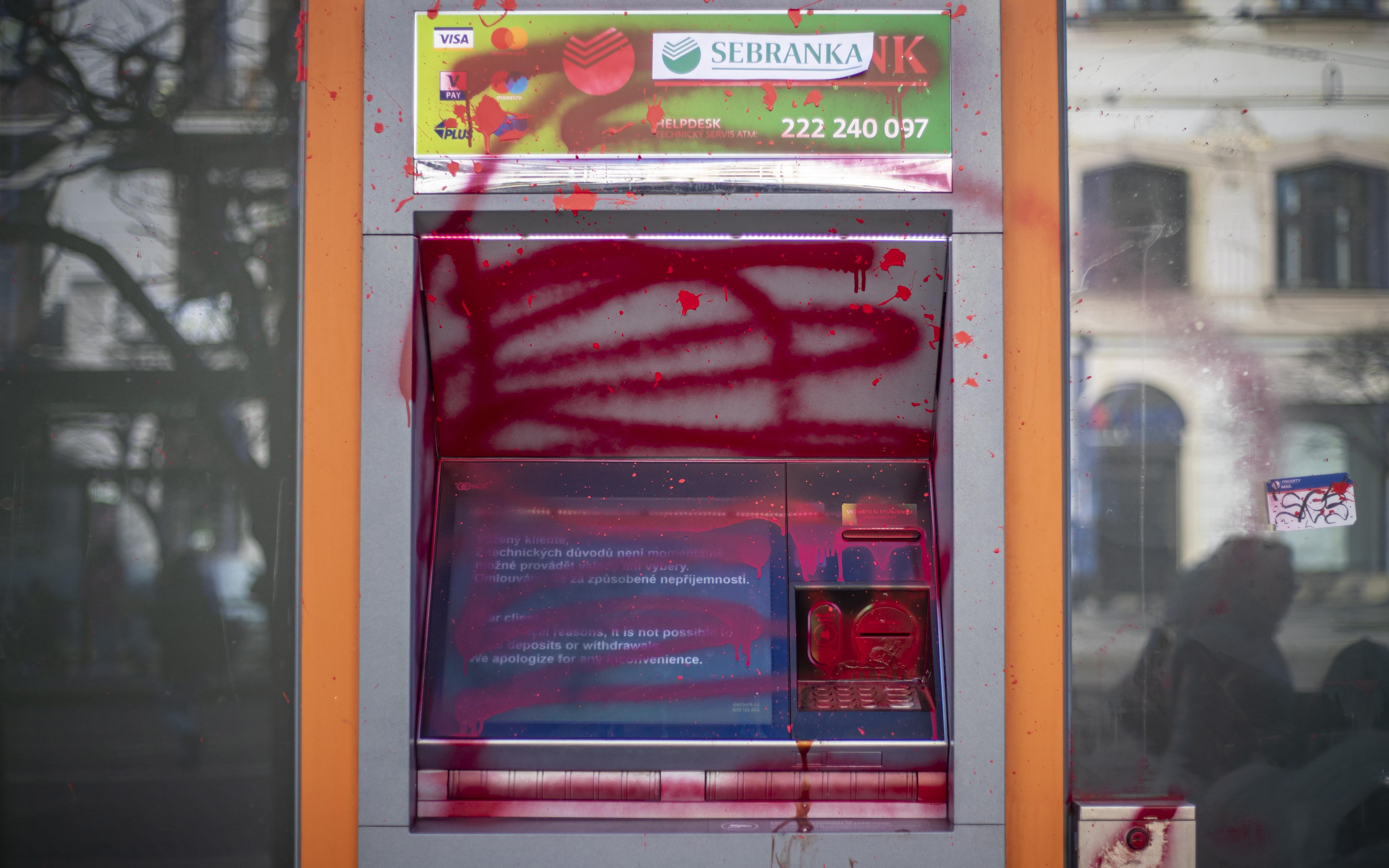 На счетах в чешском Сбербанке зависли деньги сотен муниципалитетов Чехии