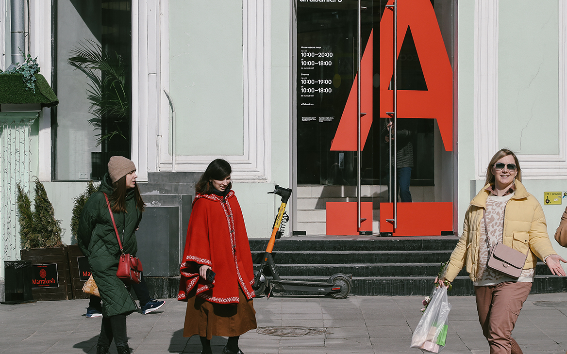 Попавшие под санкции Сбербанк и Альфа-банк пообещали продолжить работу