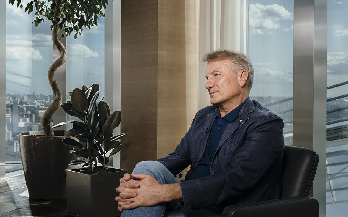 Греф заявил о необходимости создания конкурента оператору карт «Мир»