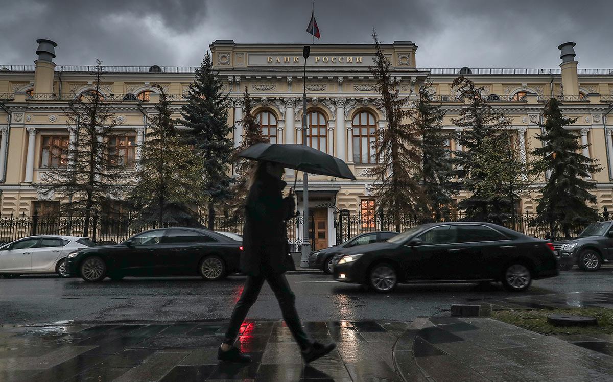 «Коммерсантъ» узнал о планах ЦБ сократить до 1 тыс. сотрудников