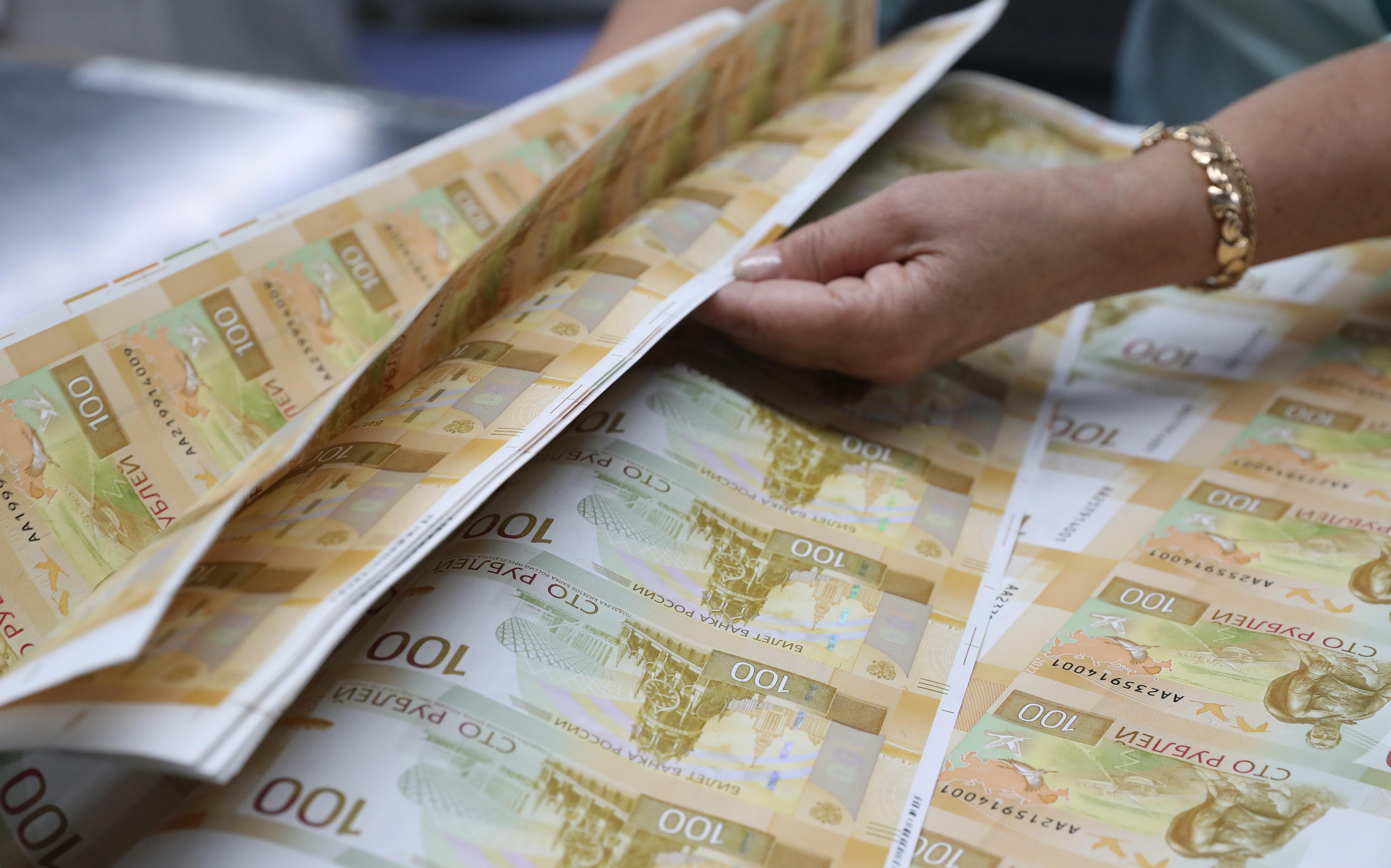 Банки сообщили о неготовности банкоматов к новым купюрам из-за санкций