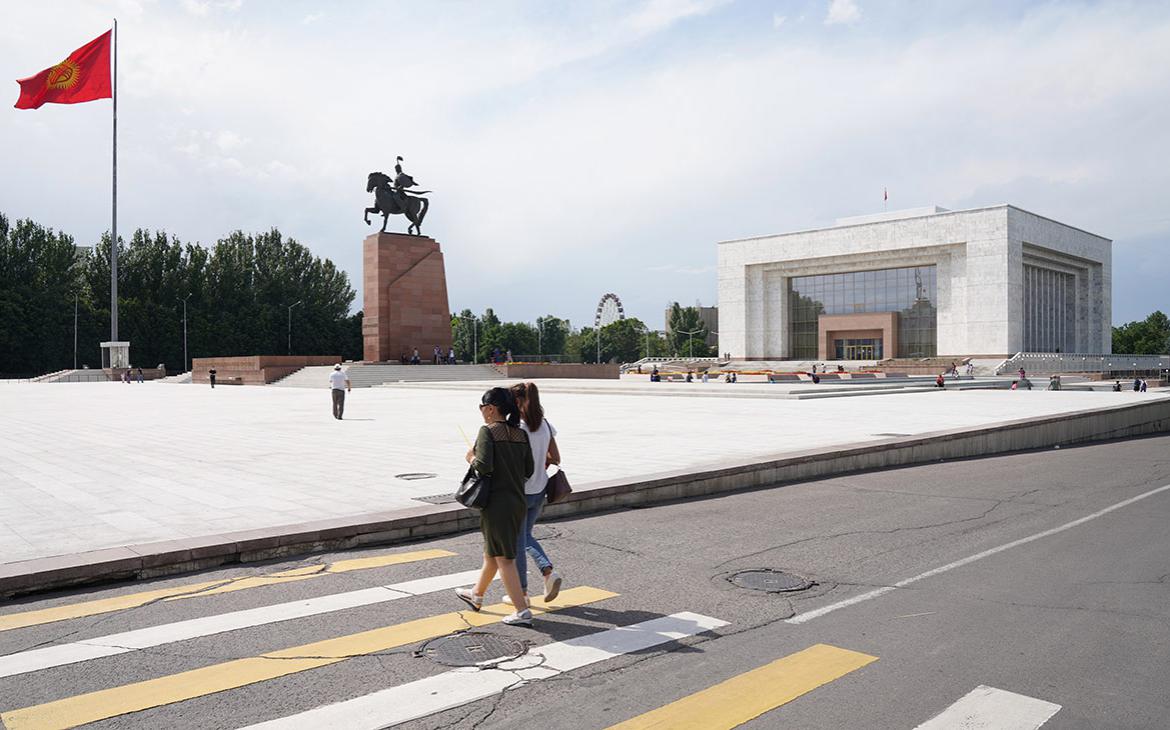 Киргизия запретила иностранцам вывозить более $5 тыс. наличными