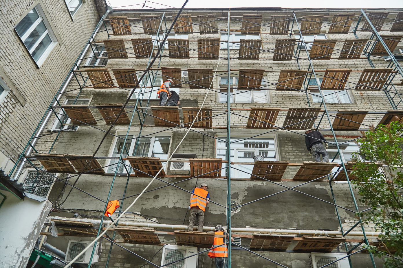 Смольный просит увеличить авансы на работы по капремонту