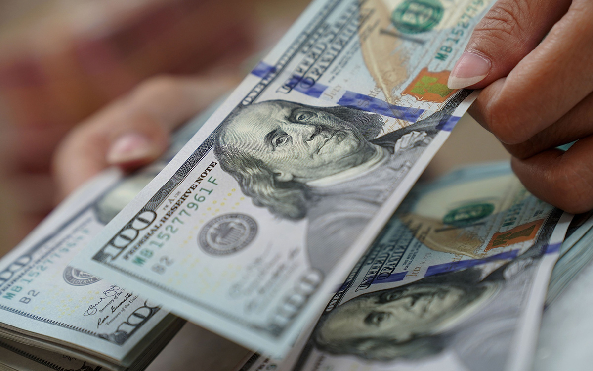 ЦБ ввел комиссию 30% для физлиц на покупку долларов и евро на бирже