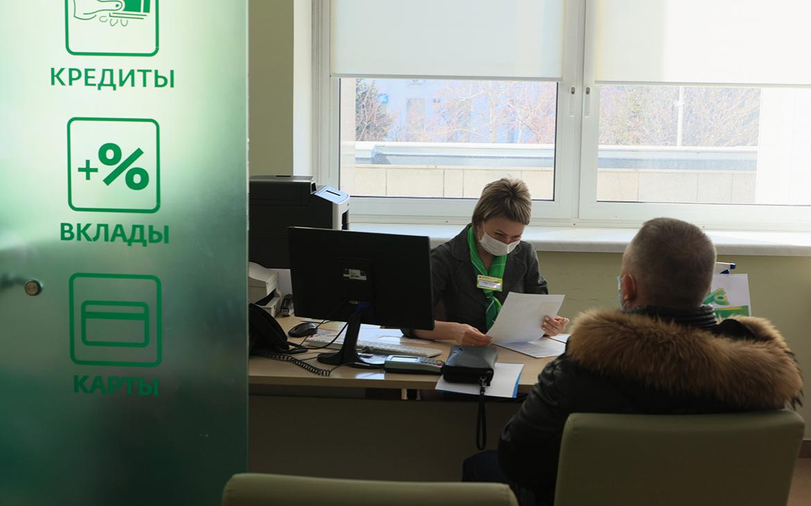 Банки впервые с мая замедлили выдачу кредитов