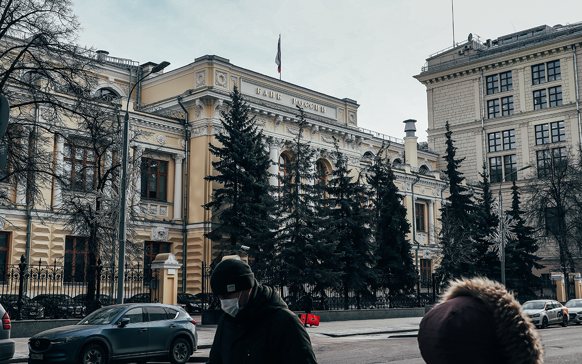 ЦБ на фоне обвала рубля прекратил закупку валюты на рынке для Минфина