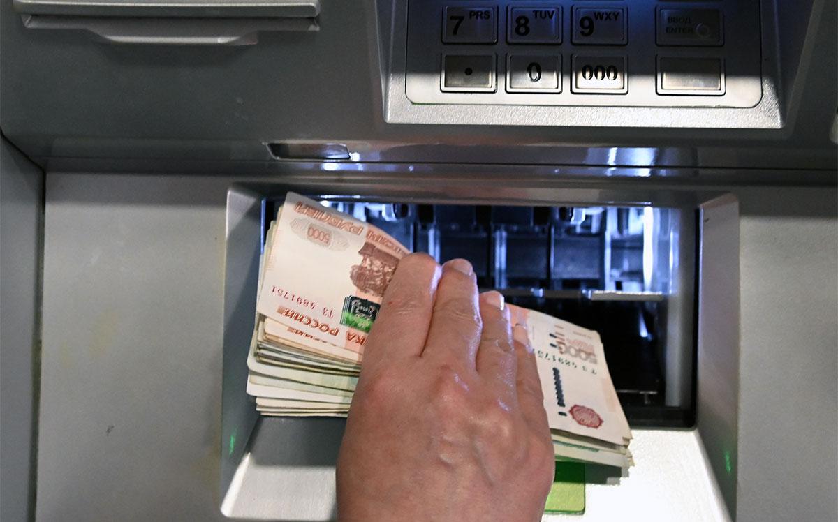 Спрос россиян на наличные в июле достиг почти 390 млрд руб.