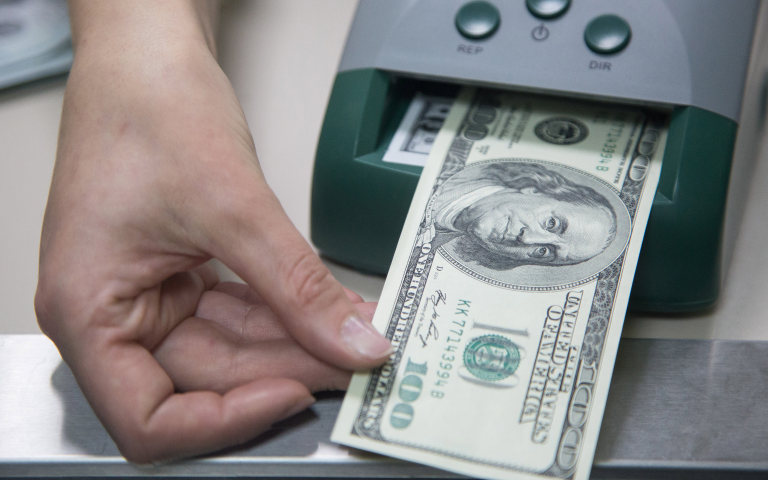 ЦБ разрешил снова продавать наличную валюту россиянам