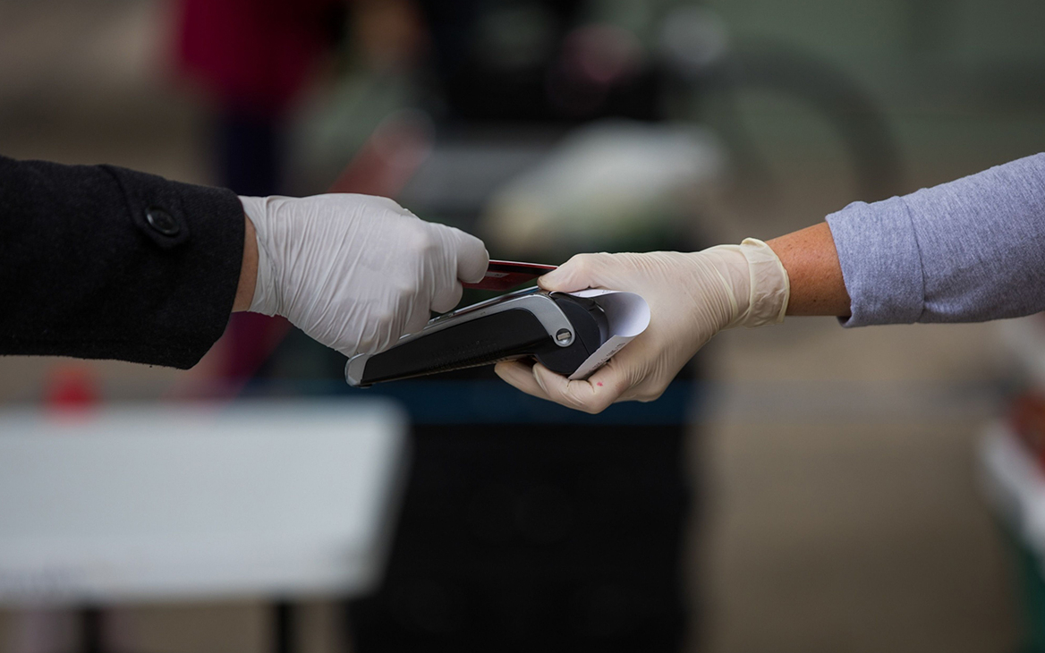 Банки расширили возможность уходить в минус по картам