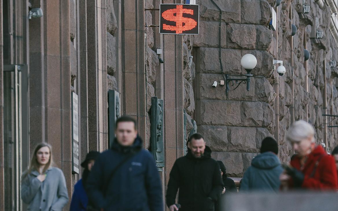 «Сбер» выявил всплеск конвертации вкладов в валюте из-за ослабления рубля