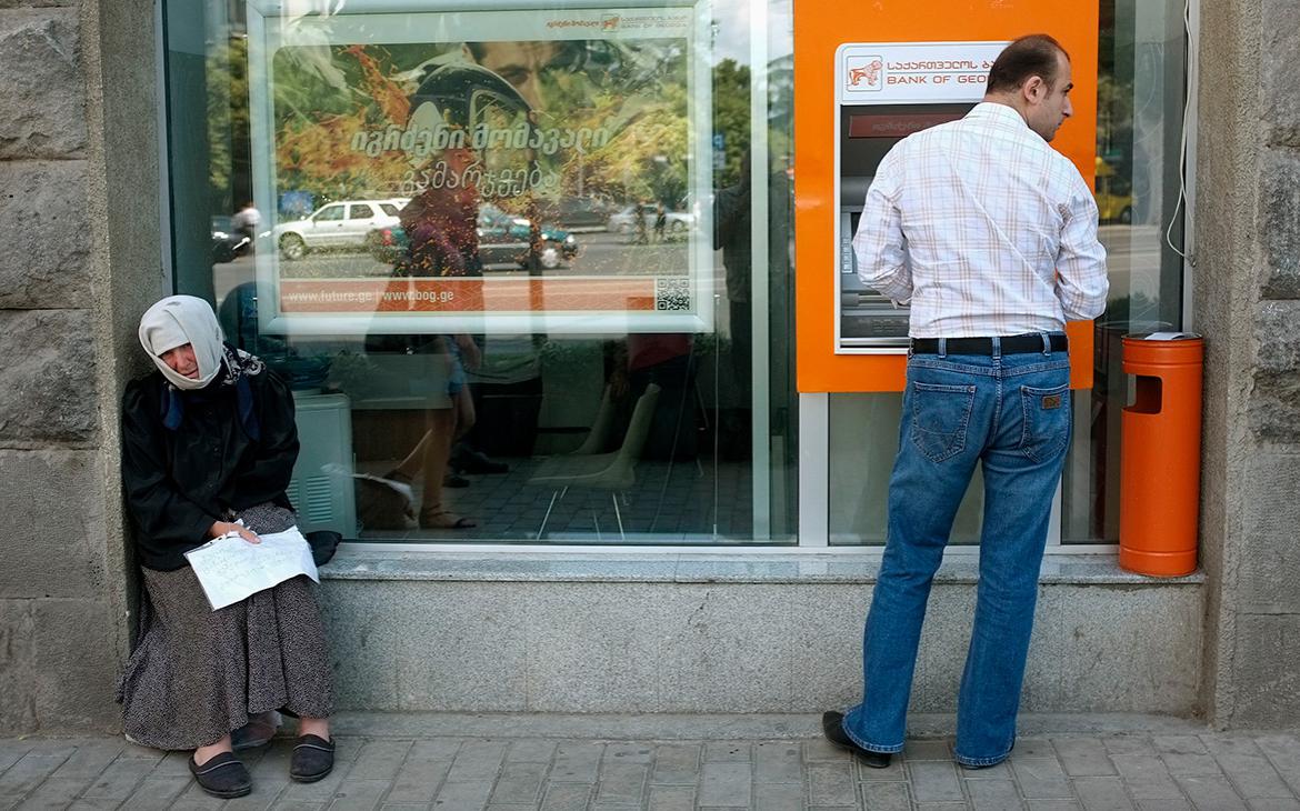 Россияне пожаловались на массовое закрытие счетов в Bank of Georgia