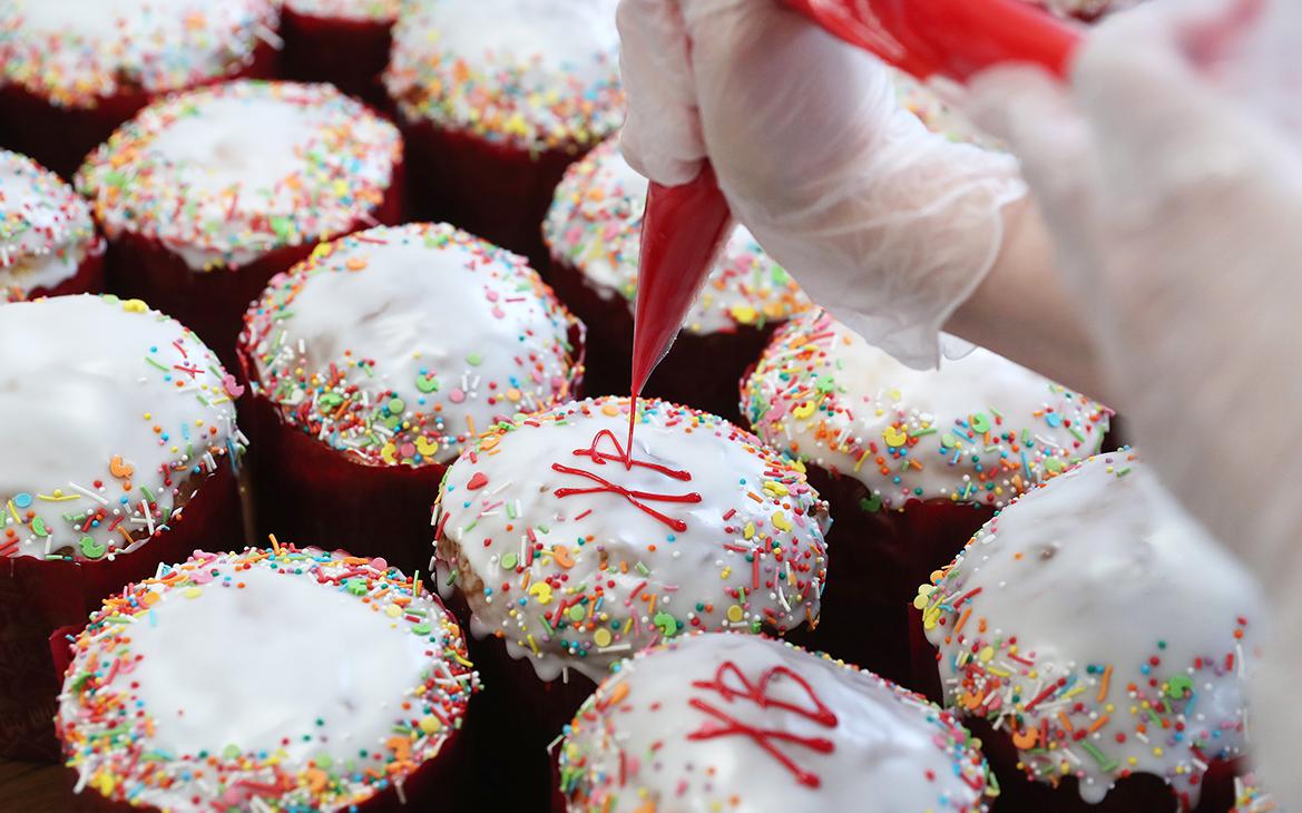 Тинькофф спрогнозировал рост трат на куличи и яйца к Пасхе