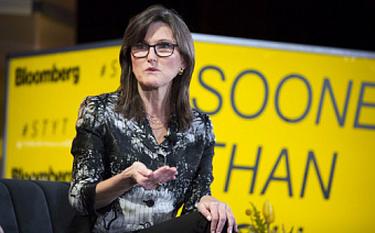 Кэти Вуд продолжает наращивать свои доли в Tesla, Roku и Coinbase