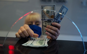 Несколько крупных банков остановили валютные переводы внутри России