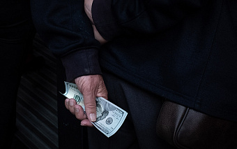 ЦБ выступил против комиссий за валютные счета без согласия клиентов