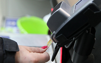 ЦБ временно снизил комиссии за прием карт к оплате