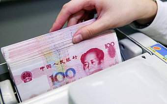 Доллар впервые проиграл юаню по объему торгов в России за день